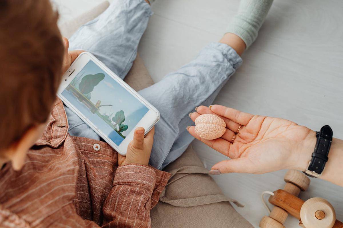 ilustrasi anak kecil main gadget (pexels.com/Kaboompics.com)